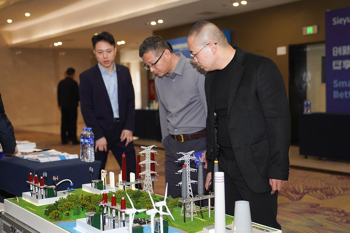 合乐HL8智能助力城市电网高质量发展 亮相城市电网技术创新会议参观产品模型图