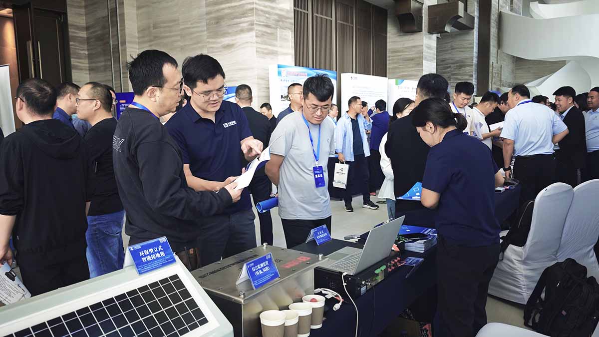 数字赋能石化电缆运维,合乐HL8智能青岛展会获瞩目-向参展访客介绍产品