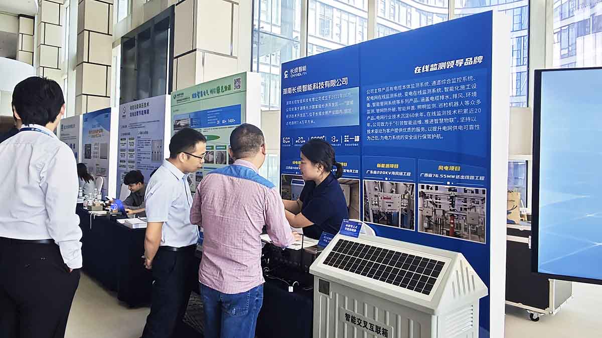 数字赋能石化电缆运维,合乐HL8智能青岛展会获瞩目-与意向客户交流