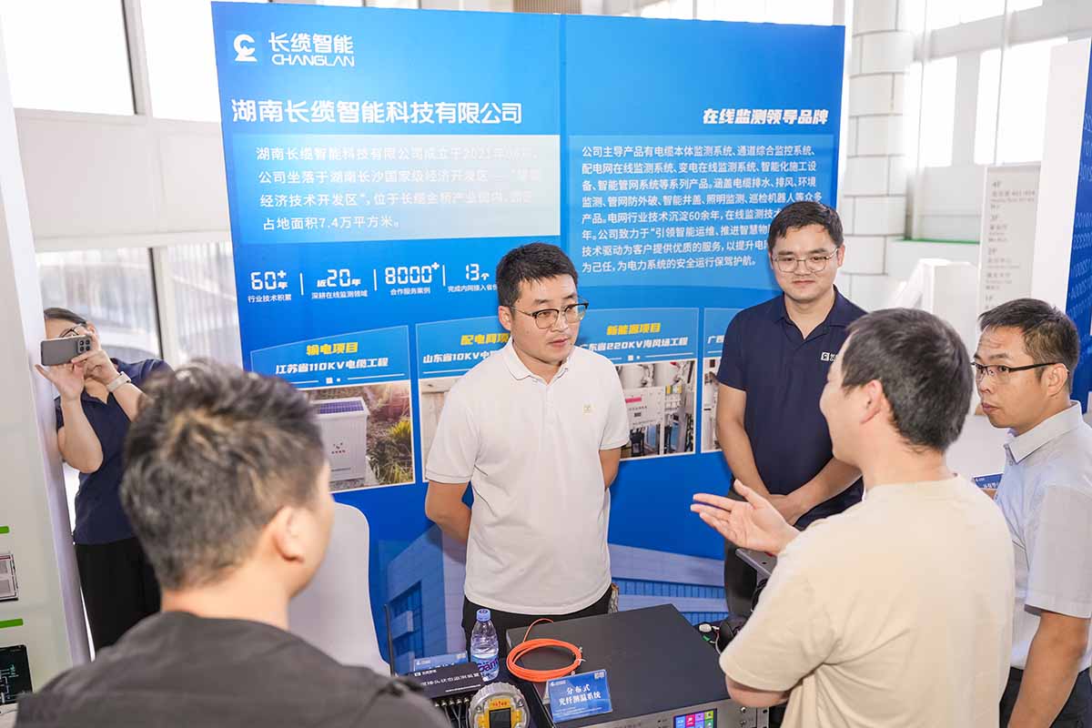 数字赋能石化电缆运维,合乐HL8智能青岛展会获瞩目-向参访人员群详细讲解