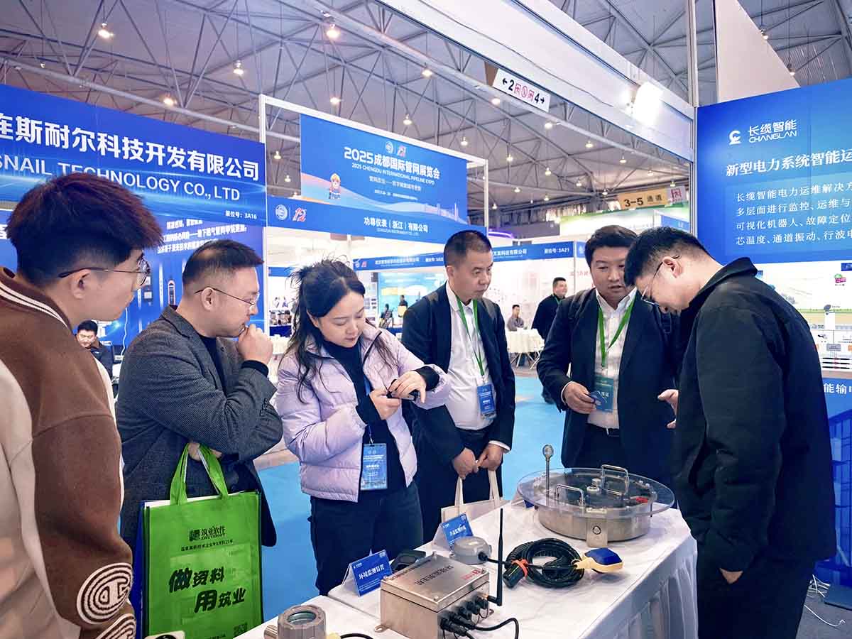 数字赋能城市生命线运维,合乐HL8智能亮相成都国际管网展与参访人员交谈